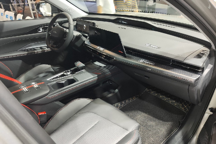 Ngoài ra, ở bản cao cấp, mẫu SUV hạng C này còn có màn hình hiển thị thông tin kính lái với công nghệ thực tế ảo. Nằm bên dưới nắp ca-pô của Oshan Z6 bản máy xăng là động cơ 4 xi-lanh, tăng áp, dung tích 1.5L do hãng mẹ Changan sản xuất. Động cơ này tạo ra công suất tối đa 188 mã lực và mô-men xoắn cực đại 300 Nm. Động cơ kết hợp với hệ dẫn động cầu trước và hộp số tự động ly hợp kép 7 cấp.