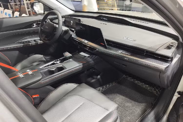 Ngoài ra, ở bản cao cấp, mẫu SUV hạng C này còn có màn hình hiển thị thông tin kính lái với công nghệ thực tế ảo. Nằm bên dưới nắp ca-pô của Oshan Z6 bản máy xăng là động cơ 4 xi-lanh, tăng áp, dung tích 1.5L do hãng mẹ Changan sản xuất. Động cơ này tạo ra công suất tối đa 188 mã lực và mô-men xoắn cực đại 300 Nm. Động cơ kết hợp với hệ dẫn động cầu trước và hộp số tự động ly hợp kép 7 cấp.