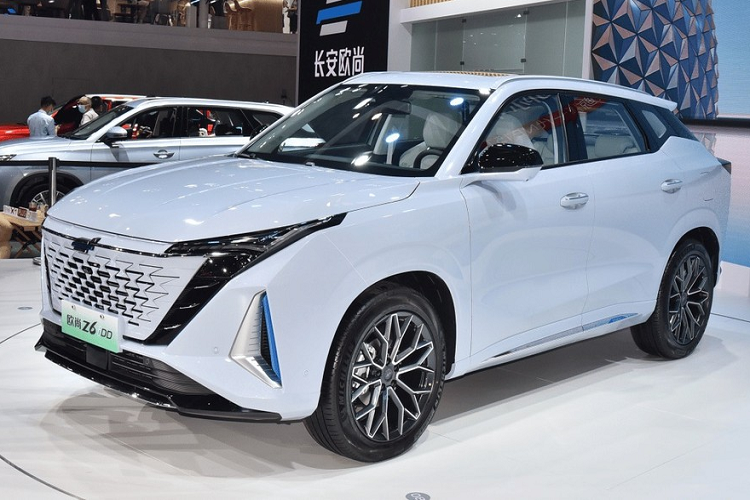 Con số tương ứng của mẫu xe SUV Changan Oshan Z6 iDD là 155.800 - 175.800 Nhân dân tệ (545 - 615 triệu đồng). Changan Oshan Z6 sở hữu chiều dài 4.699 mm, chiều rộng 1.890 mm, chiều cao 1.660 mm và chiều dài cơ sở 2.795 mm. Tuy có chiều dài cơ sở lớn nhưng Changan Oshan Z6 vẫn chỉ được định vị trong phân khúc SUV hạng C.