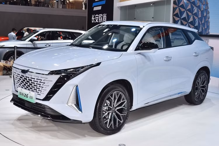 Con số tương ứng của mẫu xe SUV Changan Oshan Z6 iDD là 155.800 - 175.800 Nhân dân tệ (545 - 615 triệu đồng). Changan Oshan Z6 sở hữu chiều dài 4.699 mm, chiều rộng 1.890 mm, chiều cao 1.660 mm và chiều dài cơ sở 2.795 mm. Tuy có chiều dài cơ sở lớn nhưng Changan Oshan Z6 vẫn chỉ được định vị trong phân khúc SUV hạng C.