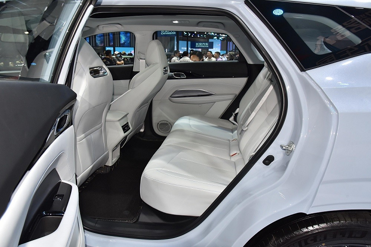 Bên cạnh đó là hộp số tự động 3 bộ ly hợp 6 cấp và cụm pin LFP 28,4 kWh do CATL sản xuất. Nếu chỉ dùng mô-tơ điện, xe có thể chạy được 150 km theo tiêu chuẩn NEDC hoặc 110 km theo tiêu chuẩn WLTC.