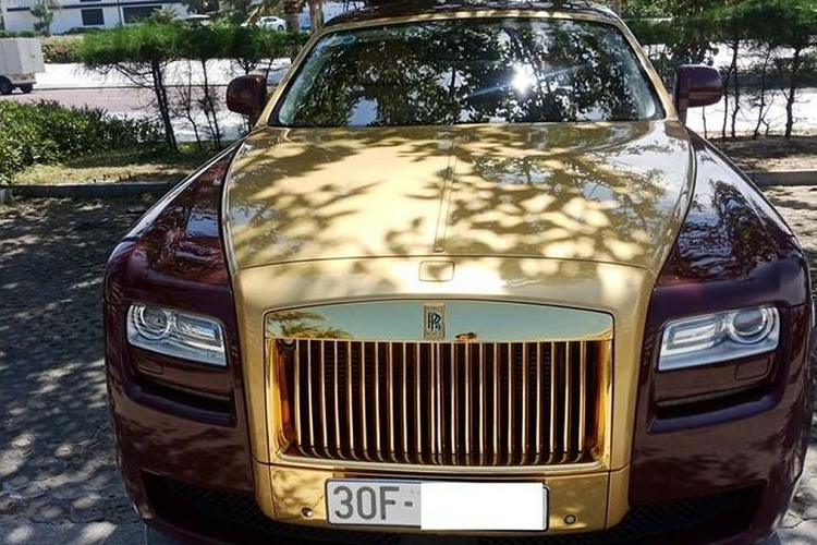 So với giá bán từ 7,3 tỷ đến 9,3 tỷ đồng của các xe siêu sang Rolls-Royce Ghost Series I trên thị trường, chiếc Ghost "mạ vàng" vẫn có giá khá đắt. Nhìn chung, so với giá bán từ 7,3 tỷ đến 9,3 tỷ đồng của các xe siêu sang Rolls-Royce Ghost Series I trên thị trường, chiếc xe Rolls-Royce Ghost "mạ vàng" vẫn có giá cao hơn khá nhiều nhưng vẫn có cơ hội sẽ tìm thấy người mua nếu ai thích sự độc bản của xe với màu sơn, ngoại thất và nội thất có nhiều chi tiết "mạ vàng". Nhưng lý lịch của chủ nhân đầu tiên có thể khiến không ít người sợ dính vận đen.