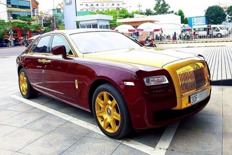 Rolls-Royce Ghost “dát vàng” của ông Trịnh Văn Quyết hạ giá 300 triệu. Sau thất bại của lần đấu giá đầu tiên, chiếc xe siêu sang Rolls-Royce Ghost mang biển số 30F-187.88 lại được Công ty Đấu giá Hợp danh Minh Pháp mang ra đấu giá lần 2 với sự khác biệt chính là giá khởi điểm chỉ còn 9,7 tỷ đồng, đã điều chỉnh hạ 300 triệu đồng so với lần đầu.