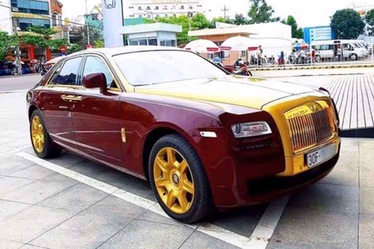 Rolls-Royce Ghost “dát vàng” của ông Trịnh Văn Quyết hạ giá 300 triệu. Sau thất bại của lần đấu giá đầu tiên, chiếc xe siêu sang Rolls-Royce Ghost mang biển số 30F-187.88 lại được Công ty Đấu giá Hợp danh Minh Pháp mang ra đấu giá lần 2 với sự khác biệt chính là giá khởi điểm chỉ còn 9,7 tỷ đồng, đã điều chỉnh hạ 300 triệu đồng so với lần đầu.