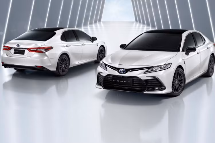 Can canh Toyota Camry 60th Anniversary 2022 dac biet tu 1,09 ty dong