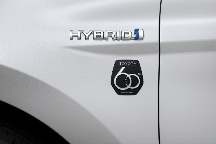 Nằm bên dưới nắp ca-pô của Toyota Camry 60th Anniversary 2022 vẫn là 2 tùy chọn động cơ như bản thường. Đầu tiên là động cơ xăng 4 xi-lanh thẳng hàng, dung tích 2.5L, tạo ra công suất tối đa 209 mã lực và mô-men xoắn cực đại 250 Nm. Động cơ đồng hành với hộp số tự động 8 cấp và tiêu thụ lượng xăng trung bình 15,6 km/lít (khoảng 6,4 lít/100 km).