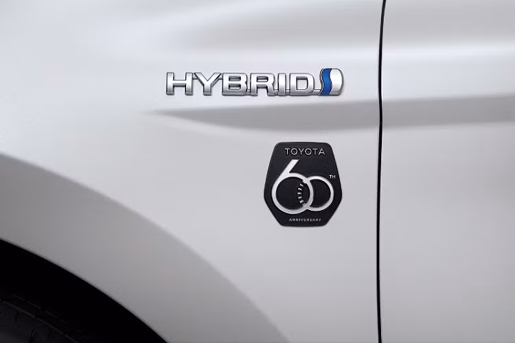 Nằm bên dưới nắp ca-pô của Toyota Camry 60th Anniversary 2022 vẫn là 2 tùy chọn động cơ như bản thường. Đầu tiên là động cơ xăng 4 xi-lanh thẳng hàng, dung tích 2.5L, tạo ra công suất tối đa 209 mã lực và mô-men xoắn cực đại 250 Nm. Động cơ đồng hành với hộp số tự động 8 cấp và tiêu thụ lượng xăng trung bình 15,6 km/lít (khoảng 6,4 lít/100 km).
