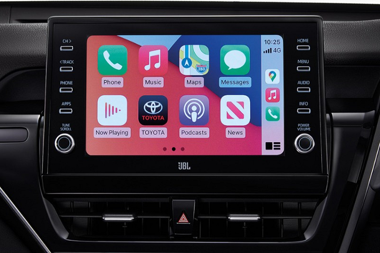 Tại thị trường Thái Lan, giá xe Toyota Camry 60th Anniversary 2022 có giá 1,624 triệu Baht (khoảng 1,09 tỷ đồng) cho bản máy xăng 2.5L và 1,834 triệu Baht (1,24 tỷ đồng) cho bản Hybrid. So với bản thường, xe đắt hơn 25.000 Baht (khoảng 17 triệu đồng).