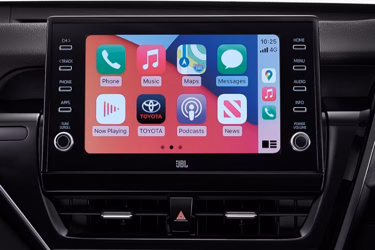 Tại thị trường Thái Lan, giá xe Toyota Camry 60th Anniversary 2022 có giá 1,624 triệu Baht (khoảng 1,09 tỷ đồng) cho bản máy xăng 2.5L và 1,834 triệu Baht (1,24 tỷ đồng) cho bản Hybrid. So với bản thường, xe đắt hơn 25.000 Baht (khoảng 17 triệu đồng).