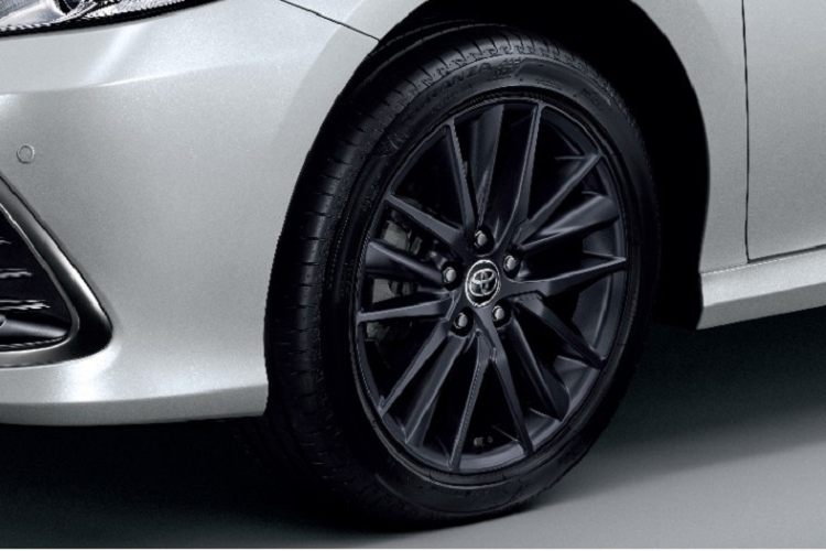 Cũng giống như bản thường, Toyota Camry 60th Anniversary 2022 được trang bị vô lăng tích hợp lẫy chuyển số thể thao, màn hình màu đa thông tin TFT 7 inch trong bảng đồng hồ, màn hình thông tin giải trí cảm ứng 9 inch, màn hình hiển thị thông tin kính lái, hệ thống điều hòa tự động 3 vùng, hệ thống lọc không khí, gương chiếu hậu chống chói, cửa sổ trời chỉnh điện, sạc điện thoại thông minh không dây và 2 cổng USB dành cho hành khách phía sau.