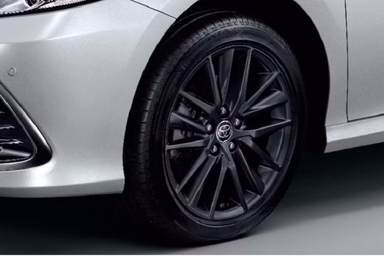 Cũng giống như bản thường, Toyota Camry 60th Anniversary 2022 được trang bị vô lăng tích hợp lẫy chuyển số thể thao, màn hình màu đa thông tin TFT 7 inch trong bảng đồng hồ, màn hình thông tin giải trí cảm ứng 9 inch, màn hình hiển thị thông tin kính lái, hệ thống điều hòa tự động 3 vùng, hệ thống lọc không khí, gương chiếu hậu chống chói, cửa sổ trời chỉnh điện, sạc điện thoại thông minh không dây và 2 cổng USB dành cho hành khách phía sau.