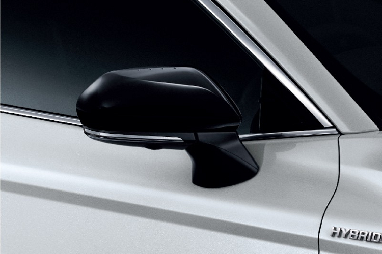 Bên trong Toyota Camry 60th Anniversary 2022 là không gian nội thất gần như không thay đổi so với bản thường. Hãng Toyota chỉ bổ sung logo "60" trên tựa đầu ghế trước cho xe. Bên cạnh đó là chỉ khâu màu đỏ ở ghế, bệ tì tay trên cửa và bệ tì tay trung tâm.