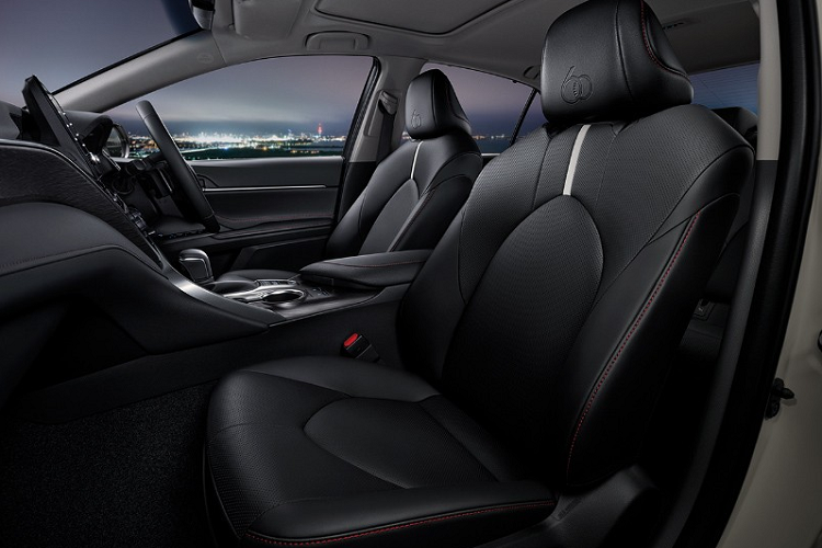 Thứ hai là hệ truyền động hybrid, bao gồm máy xăng 4 xi-lanh, dung tích 2.5L và mô-tơ điện. Hệ truyền động này sản sinh công suất tối đa 211 mã lực và kết hợp với hộp số E-CVT. Mức tiêu thụ xăng trung bình của xe là 23,8 km/lít (khoảng 4,2 lít/100 km).