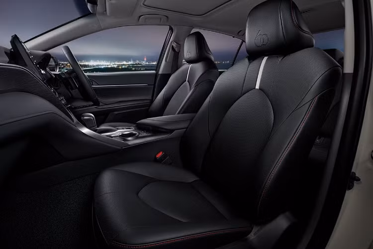 Thứ hai là hệ truyền động hybrid, bao gồm máy xăng 4 xi-lanh, dung tích 2.5L và mô-tơ điện. Hệ truyền động này sản sinh công suất tối đa 211 mã lực và kết hợp với hộp số E-CVT. Mức tiêu thụ xăng trung bình của xe là 23,8 km/lít (khoảng 4,2 lít/100 km).