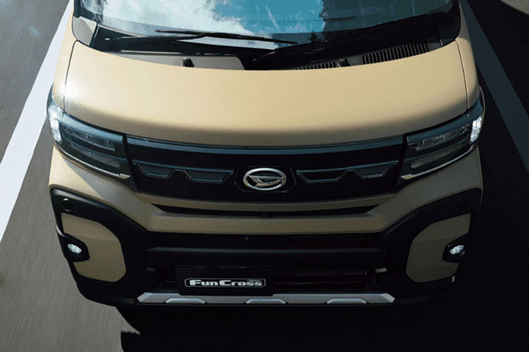 Sở hữu thiết kế ấn tượng nhất trong dòng Daihatsu Tanto 2023 là tân binh FunCross. Theo đó, xe được trang bị thiết kế đầu xe hoàn toàn khác biệt so với phiên bản tiêu chuẩn, từ lưới tản nhiệt, đèn pha LED, cản trước đến đèn sương mù. Ngoài ra, Daihatsu Tanto FunCross 2023 còn có tấm ốp màu bạc bên dưới cản trước, tăng vẻ hầm hố và giống SUV hơn cho mẫu xe kei car này.