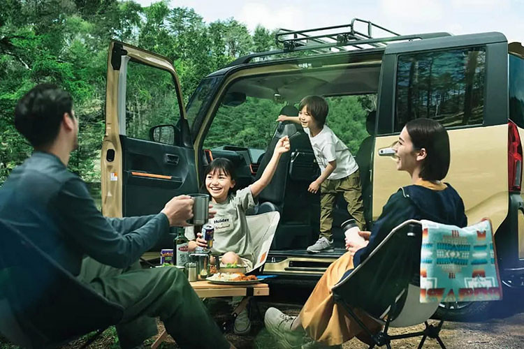 Bên sườn, Daihatsu Tanto Custom 2023 được trang bị bộ vành hợp kim đa chấu, sơn 2 màu. Trong khi đó, Daihatsu Tanto tiêu chuẩn chỉ dùng vành thép, đi kèm ốp la-zăng. Đằng sau Daihatsu Tanto Custom 2023 xuất hiện cụm đèn hậu nằm dọc với tạo hình bên trong khác biệt so với phiên bản tiêu chuẩn. Thêm vào đó là đèn phản quang nằm dọc trên cản sau - chi tiết không có ở phiên bản tiêu chuẩn.