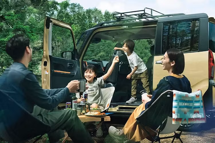 Bên sườn, Daihatsu Tanto Custom 2023 được trang bị bộ vành hợp kim đa chấu, sơn 2 màu. Trong khi đó, Daihatsu Tanto tiêu chuẩn chỉ dùng vành thép, đi kèm ốp la-zăng. Đằng sau Daihatsu Tanto Custom 2023 xuất hiện cụm đèn hậu nằm dọc với tạo hình bên trong khác biệt so với phiên bản tiêu chuẩn. Thêm vào đó là đèn phản quang nằm dọc trên cản sau - chi tiết không có ở phiên bản tiêu chuẩn.