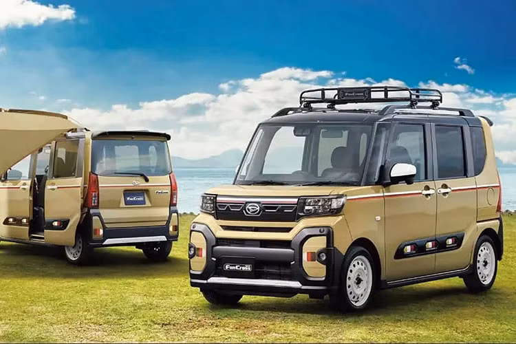 Mẫu xe kei car Daihatsu Tanto FunCross 2023 ở thị trường Nhật Bản được chia thành 3 phiên bản, bao gồm tiêu chuẩn, Custom và FunCross. Trong đó, FunCross là phiên bản mới toanh của mẫu xe kei car này. Theo truyền thống của xe kei car tại Nhật Bản, các phiên bản sẽ có thiết kế khác nhau và Daihatsu Tanto cũng vậy.