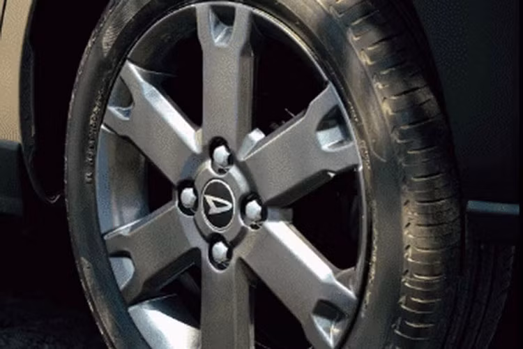 Điểm nhấn tiếp theo của Daihatsu Tanto FunCross 2023 nằm ở vành la-zăng, ốp màu đen trên cửa và baga nóc. Riêng bộ vành hợp kim 5 chấu của mẫu xe kei car này trông khá giống với loại dùng cho Mitsubishi Xpander Cross đang bán ở Việt Nam. Đèn hậu của xe được thiết kế dọc với tạo hình riêng bên trong.