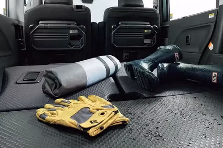 So với FunCross, Daihatsu Tanto Custom 2023 được áp dụng phong cách thiết kế trái ngược và tạo cảm giác sang trọng hơn. Thậm chí, Daihatsu Tanto Custom 2023 còn được đánh giá là mang hơi hướng xe Lexus, thể hiện qua lưới tản nhiệt trên đầu xe.