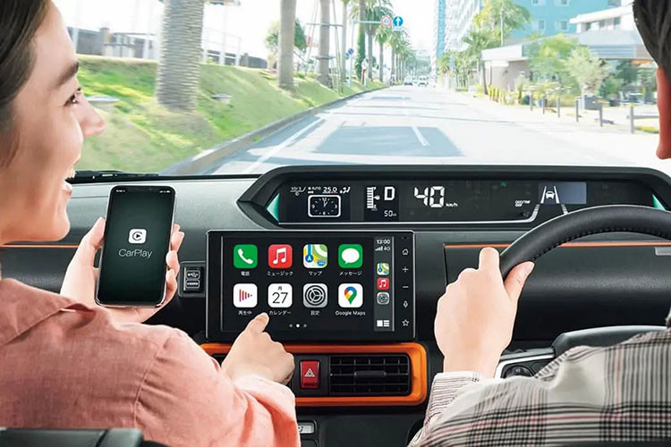 Phía trước cửa gió điều hòa ở hai góc đều có ngăn đựng cốc để làm mát đồ uống. Là xe kei car nên Daihatsu Tanto FunCross 2023 đương nhiên không thiếu những trang bị thực dụng như cửa trượt chỉnh điện rảnh tay bên sườn, ghế lái có thể trượt lên/xuống, cổng USB cho hàng ghế sau, ngăn chứa đồ bên dưới sàn khoang hành lý và hệ thống đèn viền nội thất.