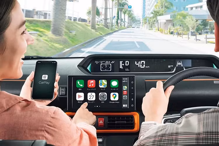 Phía trước cửa gió điều hòa ở hai góc đều có ngăn đựng cốc để làm mát đồ uống. Là xe kei car nên Daihatsu Tanto FunCross 2023 đương nhiên không thiếu những trang bị thực dụng như cửa trượt chỉnh điện rảnh tay bên sườn, ghế lái có thể trượt lên/xuống, cổng USB cho hàng ghế sau, ngăn chứa đồ bên dưới sàn khoang hành lý và hệ thống đèn viền nội thất.