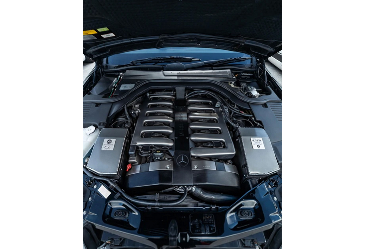 Để hỗ trợ trải nghiệm, Renntech cũng đã thêm một số sửa đổi hỗ trợ cho S76R. Mẫu xe này được trang bị một hệ thống ống xả bằng thép không gỉ tùy chỉnh, thủ công với bộ giảm thanh quad và bộ chuyển đổi xúc tác thể thao không chỉ giúp tăng sức mạnh mà còn mang lại cho V12 tiếng gầm gừ lớn hơn và nhẹ nhàng hơn.