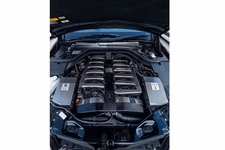 Để hỗ trợ trải nghiệm, Renntech cũng đã thêm một số sửa đổi hỗ trợ cho S76R. Mẫu xe này được trang bị một hệ thống ống xả bằng thép không gỉ tùy chỉnh, thủ công với bộ giảm thanh quad và bộ chuyển đổi xúc tác thể thao không chỉ giúp tăng sức mạnh mà còn mang lại cho V12 tiếng gầm gừ lớn hơn và nhẹ nhàng hơn.