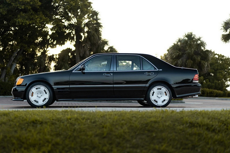 Renntech là một hãng độ chuyên nâng cấp hiệu năng được thành lập vào năm 1989. Kể từ đó, hãng độ đã tạo ra một số mẫu xe Mercedes-Benz ENNTech S76R hạng sang ấn tượng nhất từ trước đến nay.