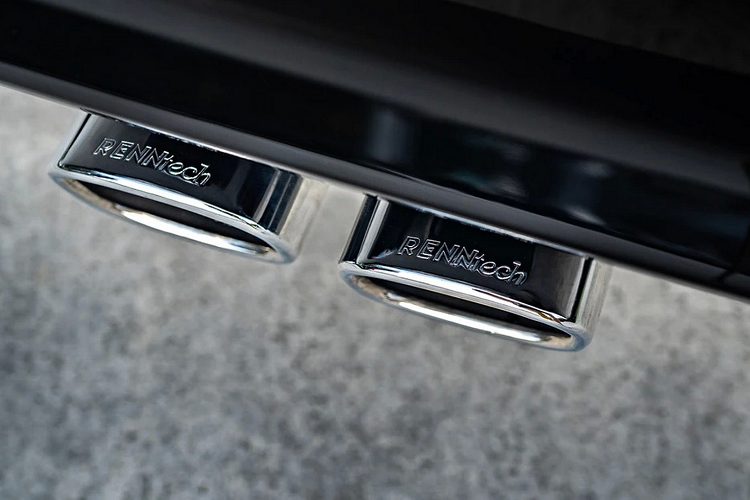 Bên trong nội thất xe được trang trí lại với hàng loạt chi tiết cá nhân hóa. Xe được trang bị một tấm ốp đầu bằng Alcantara với các chi tiết được trang trí bằng vật liệu sợi carbon. Mẫu xe được trang bị một bảng điều khiển bọc da nằm phía trước mọi người và các ghế ngồi được bọc da khâu họa tiết kim cương.