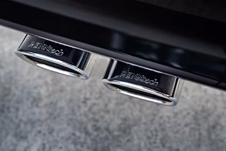 Bên trong nội thất xe được trang trí lại với hàng loạt chi tiết cá nhân hóa. Xe được trang bị một tấm ốp đầu bằng Alcantara với các chi tiết được trang trí bằng vật liệu sợi carbon. Mẫu xe được trang bị một bảng điều khiển bọc da nằm phía trước mọi người và các ghế ngồi được bọc da khâu họa tiết kim cương.