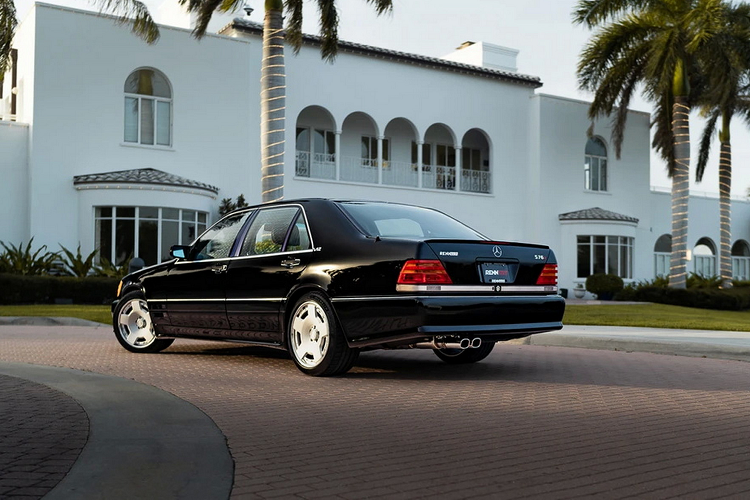 Trên thực tế, hàng ghế sau của mẫu xe Mercedes-Benz ENNTech S76R độ này đã được thay thế hoàn toàn bằng một cặp ghế sau có thể điều chỉnh hoàn toàn. Renntech thậm chí đã bổ sung một hệ thống âm thanh hiện đại có tích hợp kết nối iPhone.