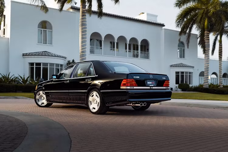 Trên thực tế, hàng ghế sau của mẫu xe Mercedes-Benz ENNTech S76R độ này đã được thay thế hoàn toàn bằng một cặp ghế sau có thể điều chỉnh hoàn toàn. Renntech thậm chí đã bổ sung một hệ thống âm thanh hiện đại có tích hợp kết nối iPhone.