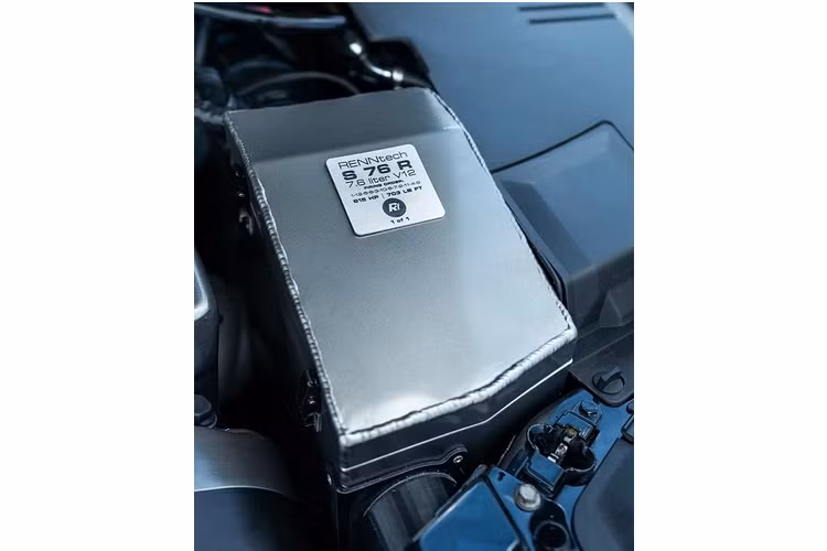 Chiếc xe được trang bị hệ thống phanh AMG Carbon Ceramic đặt riêng với bộ cùm phanh 6 piston ở trục trước và bộ kẹp bốn piston ở phía sau, xe được trang bị bộ mâm nhôm Renntech rèn độc nhất vô nhị có kích thước 19 x 9 " ở phía trước và 19 x 10,5 inch ở phía sau với lốp xe Michelin Pilot Sport 4 S 235/45 (F) và 285/35 (R).