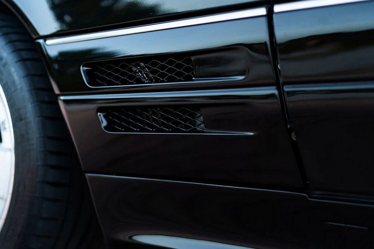 Renntech không dừng lại ở đó khi hộp số tự động 4 cấp của mẫu xe ban đầu được hoán đổi cho hộp số tự động 5 cấp và bộ vi sai hạn chế trượt OS Giken. Renntech nói rằng với những nâng cấp này, chiếc sedan Đức nặng 2.177 kg có thể đạt tốc độ 96 km/h trong vòng 5 giây và có thể đạt tốc độ tối đa ở mức 250 km/h.