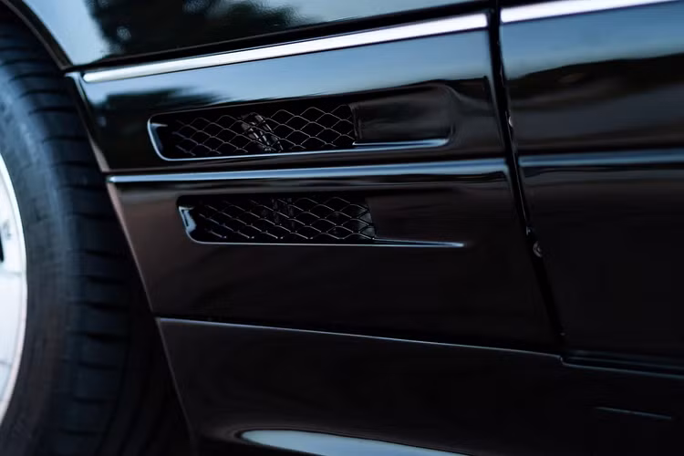 Renntech không dừng lại ở đó khi hộp số tự động 4 cấp của mẫu xe ban đầu được hoán đổi cho hộp số tự động 5 cấp và bộ vi sai hạn chế trượt OS Giken. Renntech nói rằng với những nâng cấp này, chiếc sedan Đức nặng 2.177 kg có thể đạt tốc độ 96 km/h trong vòng 5 giây và có thể đạt tốc độ tối đa ở mức 250 km/h.