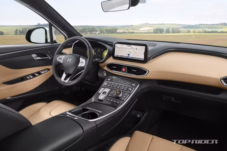 Theo tin đồn, mẫu xe SUV Hyundai SantaFe 2023 thế hệ mới có tên mã nội bộ MX5 sẽ chính thức trình làng vào năm sau, sớm hơn từ 8-10 tháng so với dự kiến ban đầu. Trong thời gian chờ thế hệ mới ra mắt, hãng Hyundai đã tung ra phiên bản nâng cấp nhẹ của dòng xe này ở thị trường Hàn Quốc.