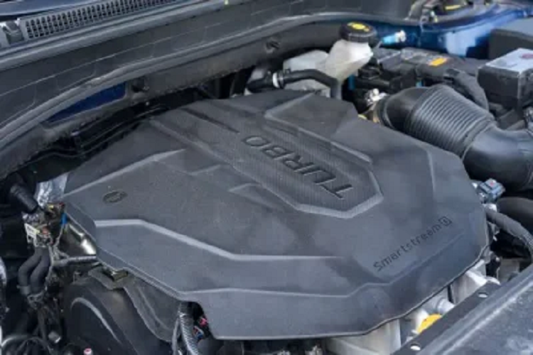 Tại thị trường Hàn Quốc, Hyundai SantaFe 2023 được tăng cường độ an toàn với những tính năng mới như phanh tự động sau va chạm, túi khí ở giữa hàng ghế trước, hệ thống hỗ trợ tránh va chạm phía sau, cảnh báo va chạm khi mở cửa và cảnh báo còn hành khách trên hàng ghế sau ở mọi phiên bản.