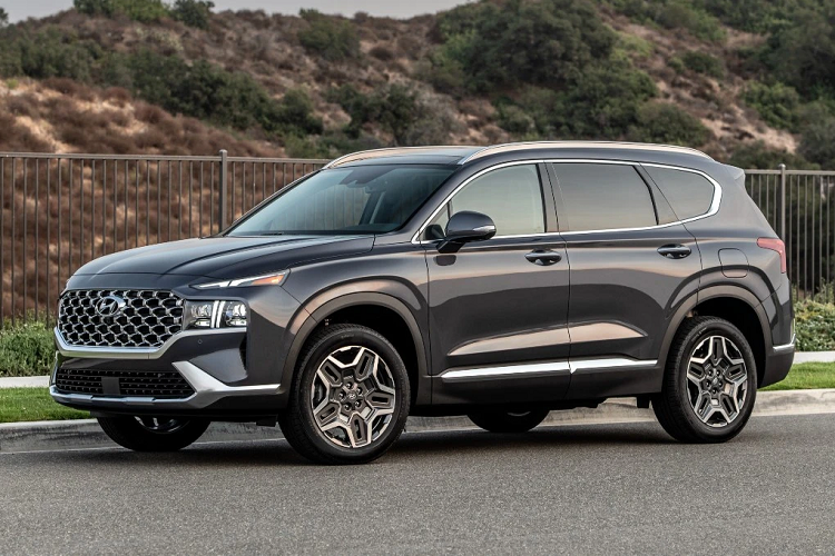 Nằm bên dưới nắp ca-pô của Hyundai SantaFe 2023 tại thị trường Hàn Quốc vẫn là 3 tùy chọn động cơ như cũ. Đầu tiên là động cơ xăng Smartstream 4 xi-lanh, tăng áp, dung tích 2.5L với công suất tối đa 281 mã lực và mô-men xoắn cực đại 421 Nm. Động cơ này đồng hành cùng hộp số tự động ly hợp kép 8 cấp và tiêu thụ lượng xăng trung bình 10,8 km/lít (9,25 lít/100 km).