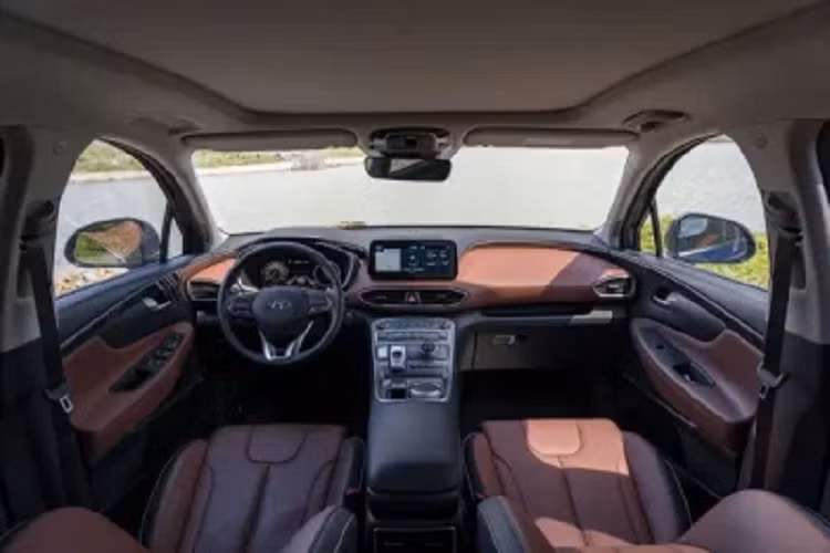 So với phiên bản cũ, Hyundai SantaFe 2023 tại thị trường quê nhà Hàn Quốc không có gì thay đổi về thiết kế. Thay vào đó, hãng Hyundai chỉ bổ sung trang bị cho mẫu SUV cỡ D này.