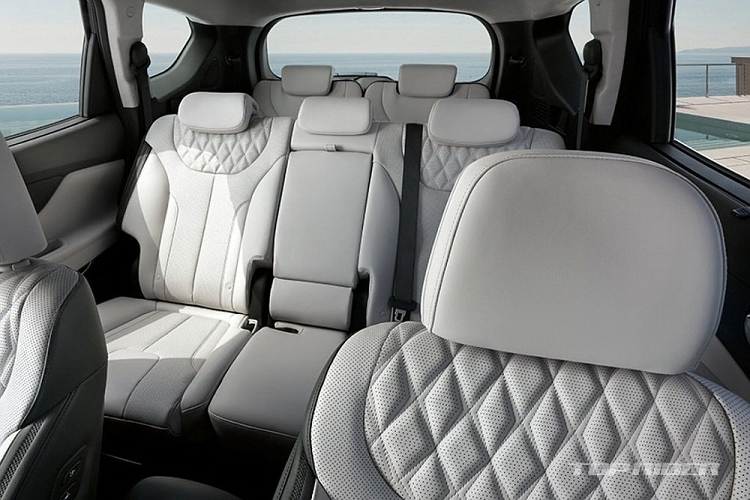 Trong khi đó, các bản còn lại của Hyundai SantaFe 2023 cũng được nâng cấp nhẹ về trang bị. Ví dụ như bản Prestige có thêm đèn hậu LED tiêu chuẩn. Bản Calligraphy cao cấp nhất lại được bổ sung camera 360 độ và gương chiếu hậu kỹ thuật số tiêu chuẩn.