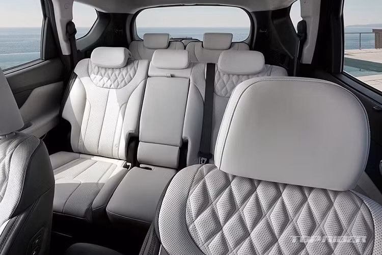 Trong khi đó, các bản còn lại của Hyundai SantaFe 2023 cũng được nâng cấp nhẹ về trang bị. Ví dụ như bản Prestige có thêm đèn hậu LED tiêu chuẩn. Bản Calligraphy cao cấp nhất lại được bổ sung camera 360 độ và gương chiếu hậu kỹ thuật số tiêu chuẩn.