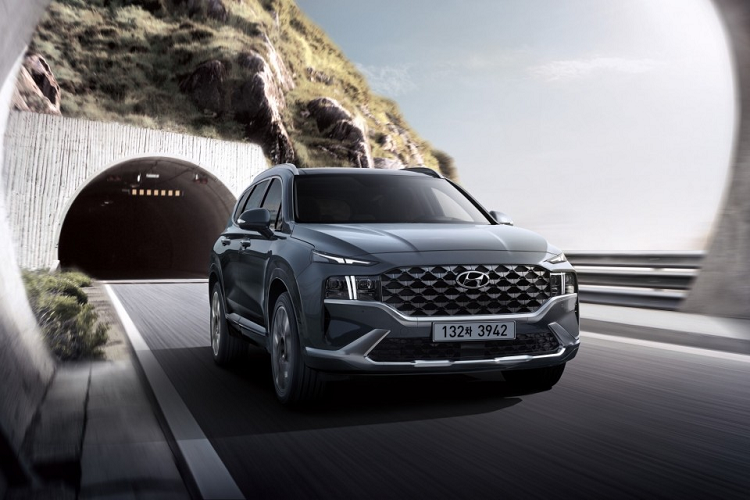 Hãng Hyundai hiện đang gấp rút phát triển thế hệ mới của dòng SUV hạng trung SantaFe nhằm lấy lại hào quang ở thị trường nội địa từ tay người anh em cùng tập đoàn Kia Sorento. Trong thời gian qua, cánh săn ảnh đã liên tục bắt gặp Hyundai SantaFe 2023 mới trên đường thử.