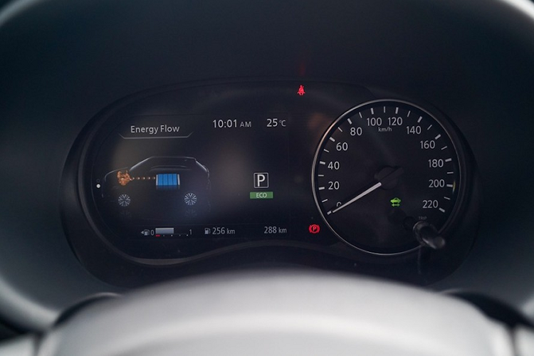 Theo đó, bản cao cấp VL và bản tầm trung VE sẽ dùng màn hình cảm ứng 8 inch, hỗ trợ Apple CarPlay, Android Auto, Bluetooth, cổng USB-C/USB-A cũng như radio AM/FM.