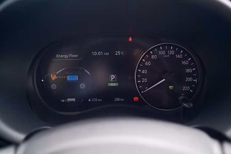 Theo đó, bản cao cấp VL và bản tầm trung VE sẽ dùng màn hình cảm ứng 8 inch, hỗ trợ Apple CarPlay, Android Auto, Bluetooth, cổng USB-C/USB-A cũng như radio AM/FM.