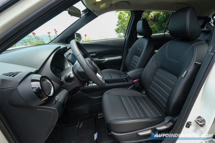 Thêm vào đó là dải đèn LED định vị ban ngày, khe gió giả trên cản trước, nẹp thân xe màu đen, bộ vành hợp kim 17 inch, đi với lốp 205/55R17, cụm đèn hậu nằm vắt ngang đuôi xe bắt mắt, ốp màu bạc trên cản trước/sau và baga nóc.