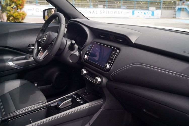 Thảm sàn Nissan chính hãng, nút bấm khởi động máy, tính năng mở cửa không cần chìa khóa, điều hòa tự động, ghế sau gập 60:40, mặt táp-lô bọc da màu đen, trang trí bằng chỉ khâu màu xám và cổng USB cho hàng ghế sau cũng có trên mẫu SUV hạng B này.