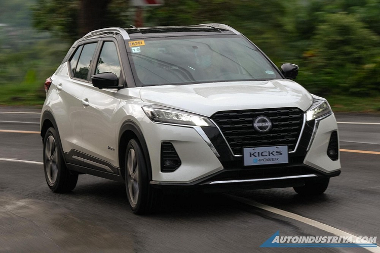 Nissan Kicks e-Power 2023 tại Philippines sở hữu thiết kế không khác gì xe tại Thái Lan. Theo đó, xe cũng có lưới tản nhiệt V-Motion kép sơn màu đen quen thuộc và cụm đèn pha LED mượt mà.