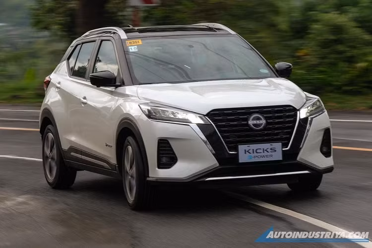 Nissan Kicks e-Power 2023 tại Philippines sở hữu thiết kế không khác gì xe tại Thái Lan. Theo đó, xe cũng có lưới tản nhiệt V-Motion kép sơn màu đen quen thuộc và cụm đèn pha LED mượt mà.