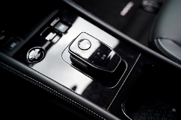 Bên trong Kicks e-Power 2023 ở thị trường Philippines xuất hiện ghế trước không trọng lực Zero Gravity nổi tiếng của thương hiệu Nissan. Ghế này được trang bị tiêu chuẩn cho mọi phiên bản của xe.